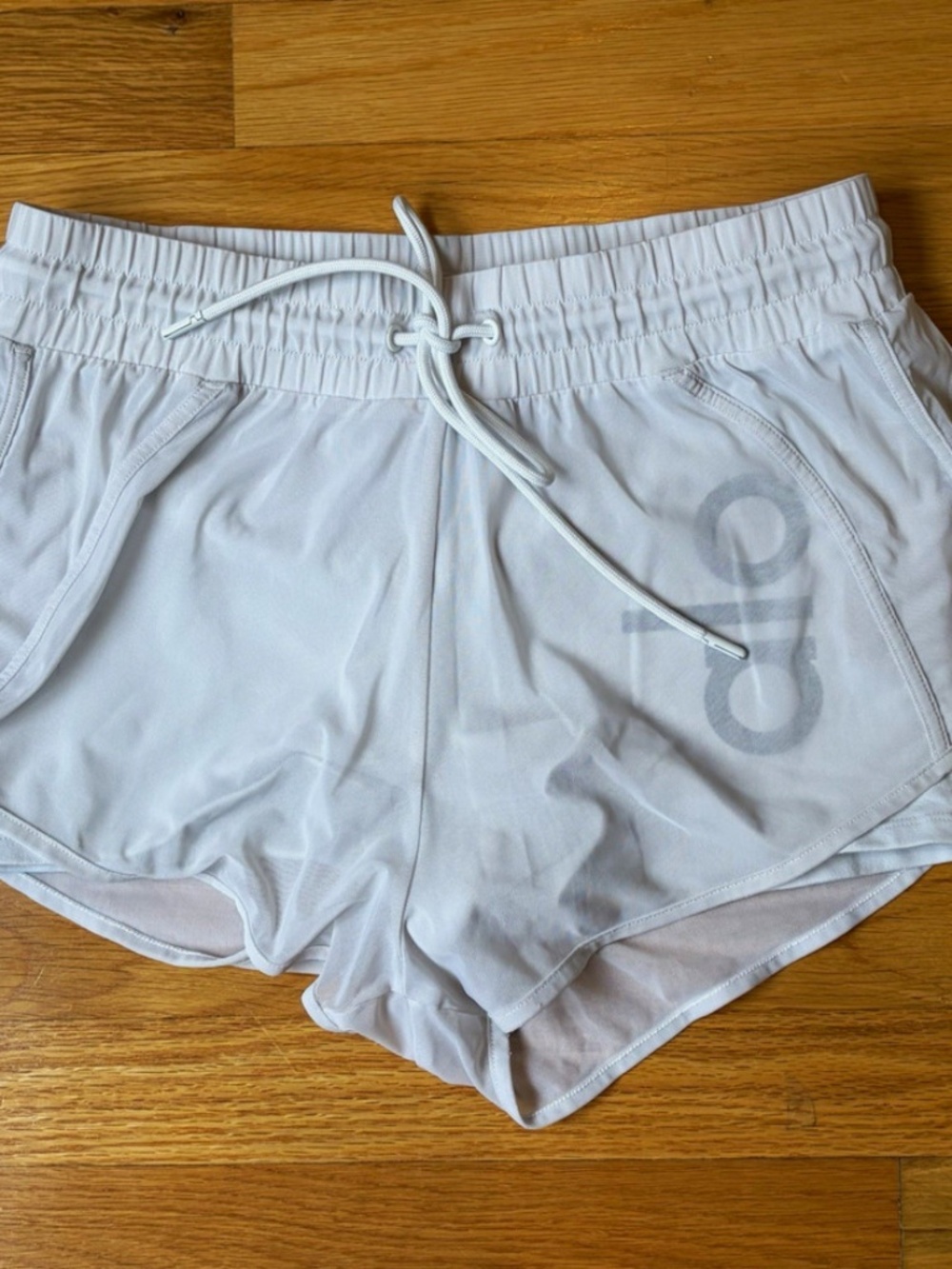 Alo Yoga Women's White Mesh Athletic Drawstring Shorts w/ Pockets Stretch